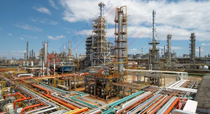 Завод по переработке нефти в Казахстане