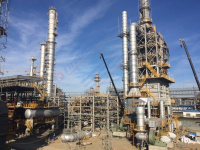Завод по переработке нефти в Казахстане
